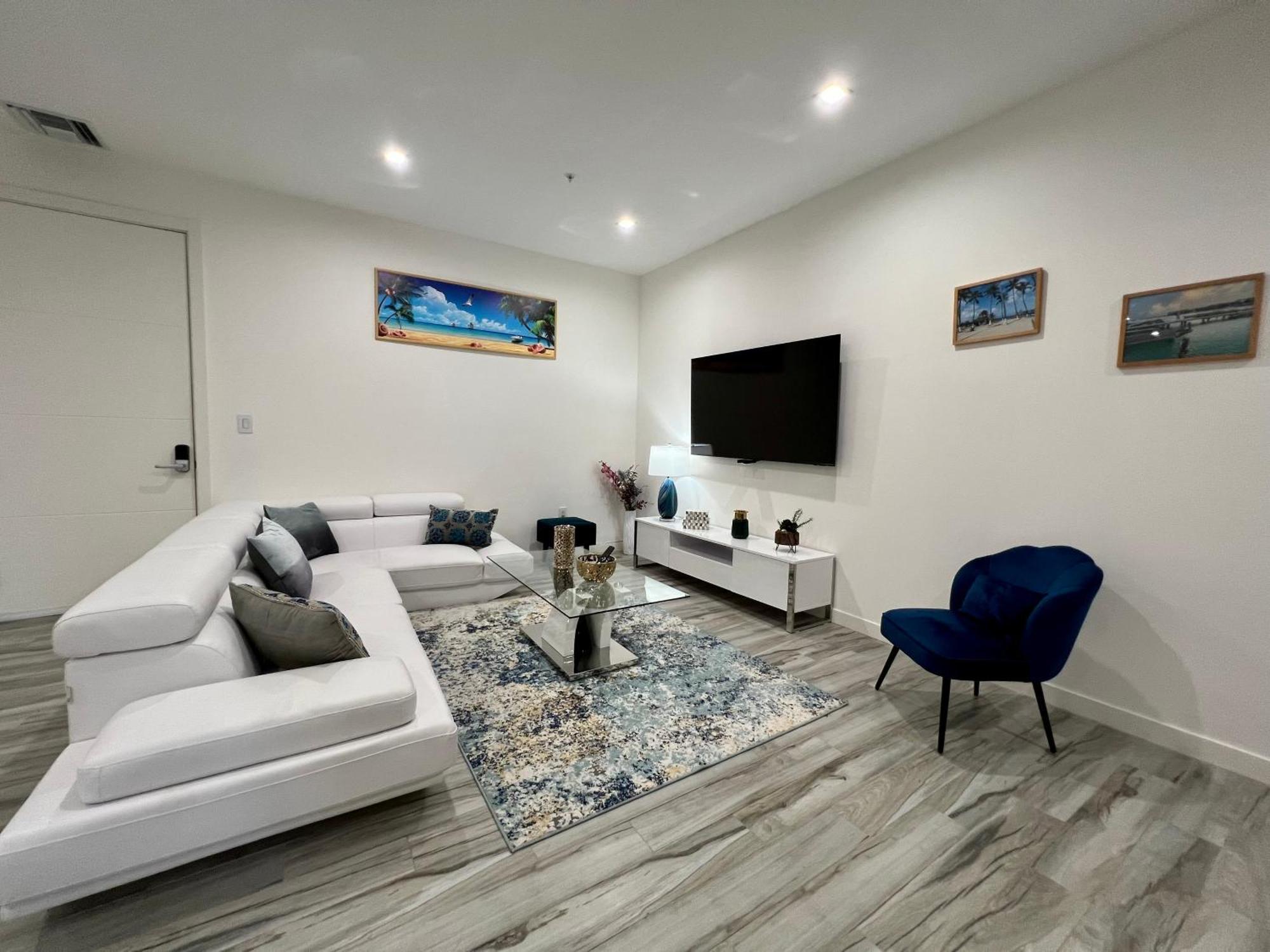 The Cove - Condo Hotel - Palm Beach Strip 객실 사진